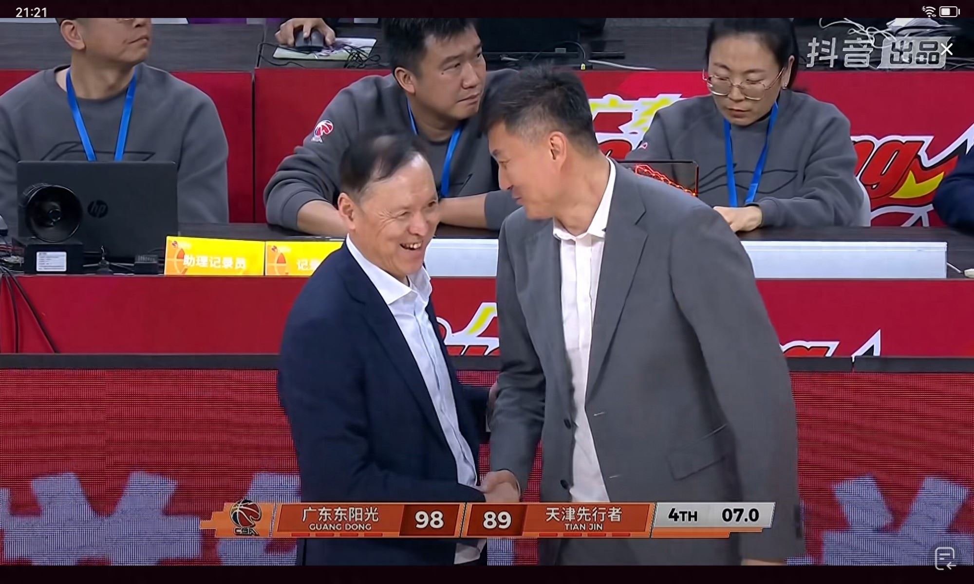  张德贵输球都笑，胡明轩末节接管比赛，被詹姆斯空中拉风都不畏惧